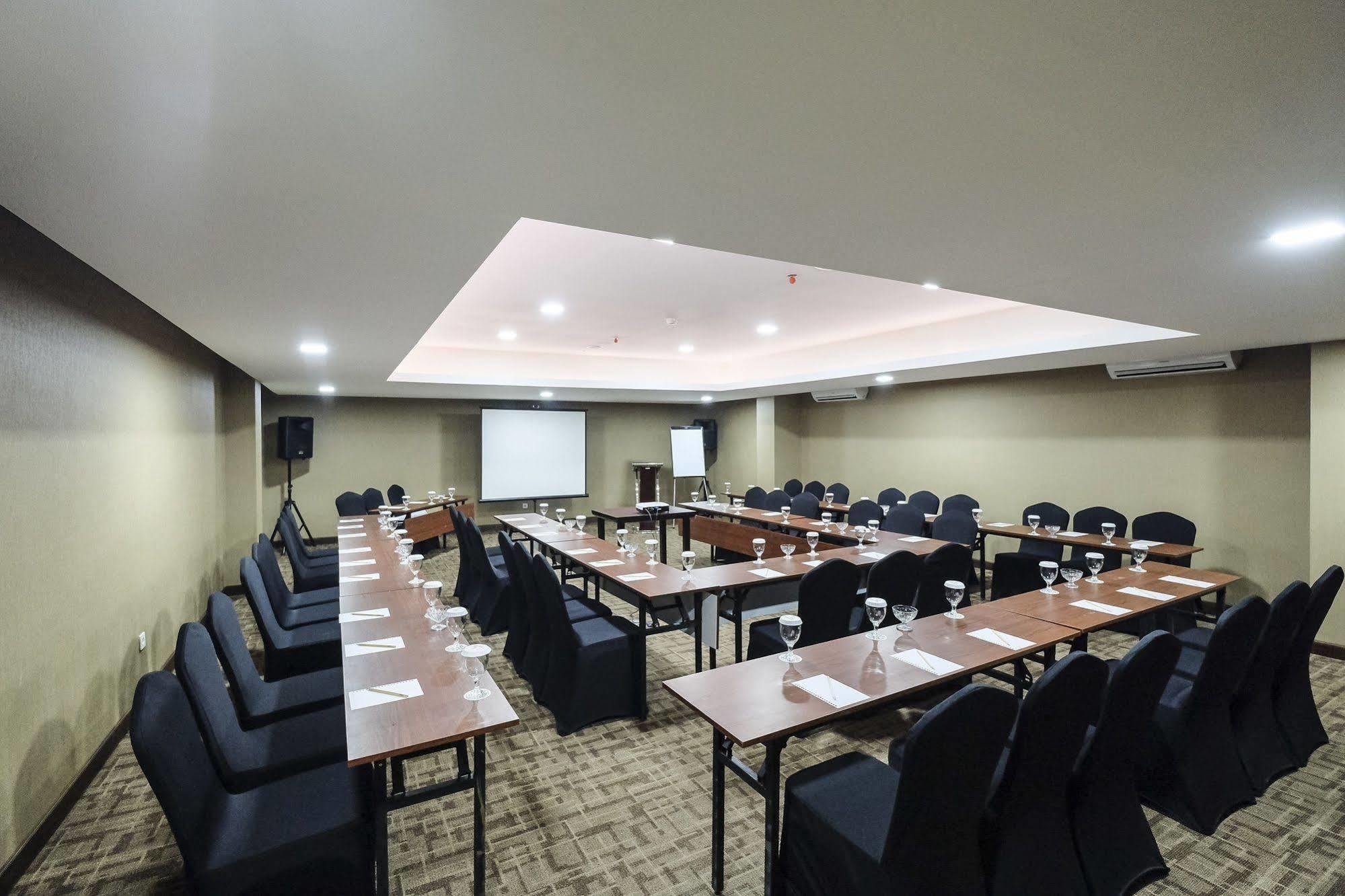 Lynn Hotel By Horison Yogyakarta Exterior photo