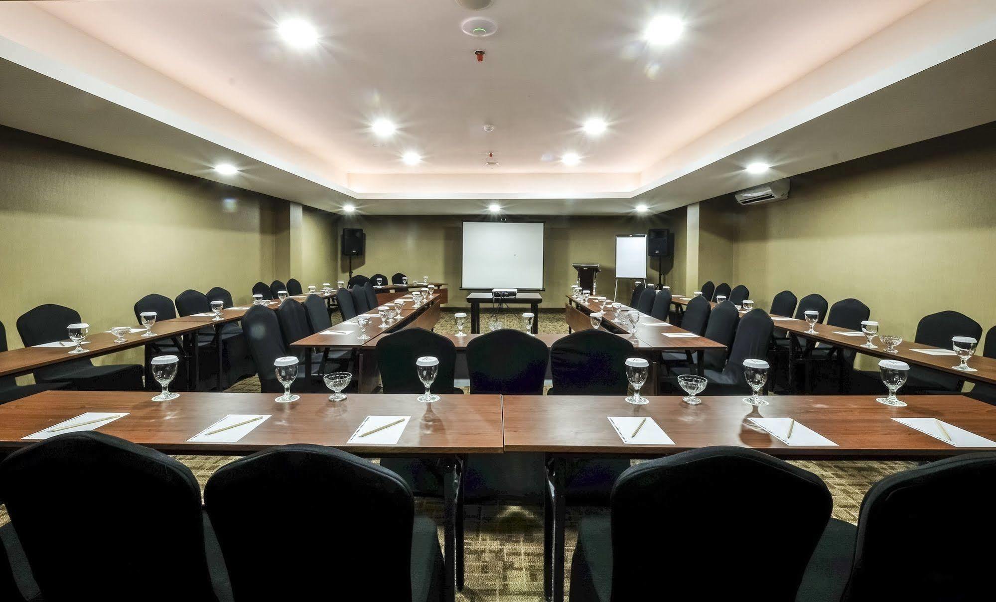 Lynn Hotel By Horison Yogyakarta Exterior photo