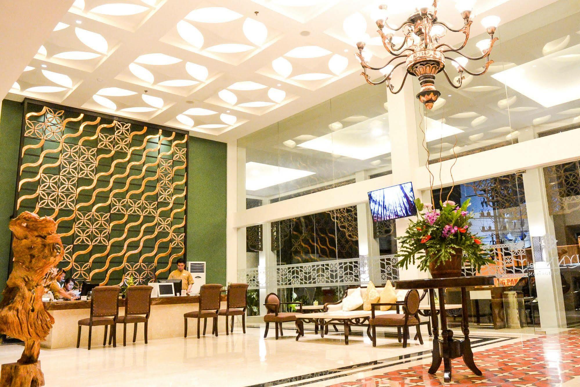 Lynn Hotel By Horison Yogyakarta Exterior photo